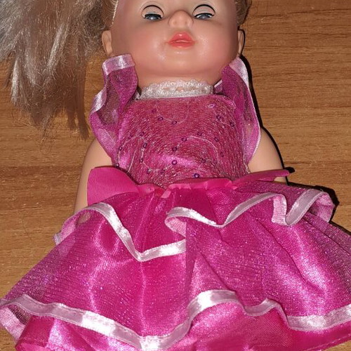 Doll with mechanism used, with one leg