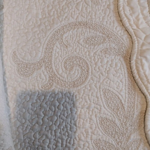 Ilis Home double quilt set like new, cotton with 2 pillows