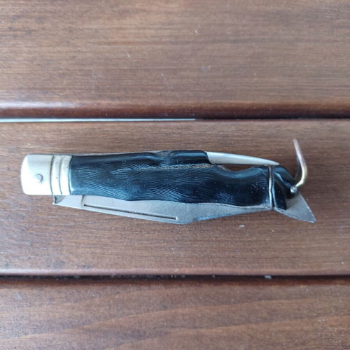 Old folding knife used, blade needs tightening