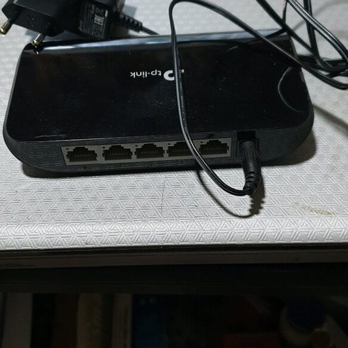 Gigabit switch 5 ports like new