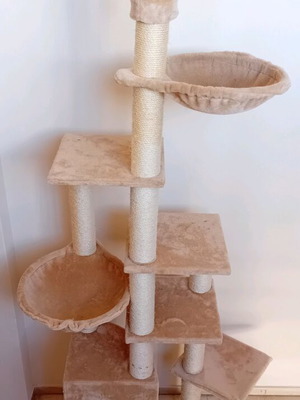 Cat scratching tree like new, 7 levels