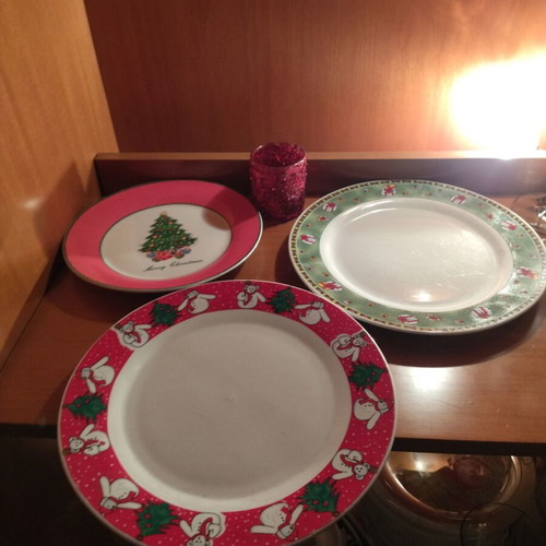 Christmas decorative set of 4 pieces like new (plates & candle holder)