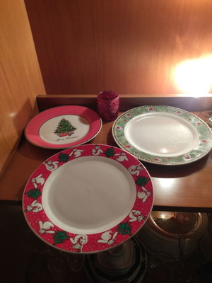 Christmas decorative set of 4 pieces like new (plates & candle holder)