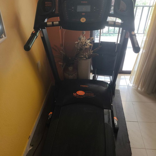 York Fitness T300 treadmill used, 2.5hp motor, up to 150 kg user weight
