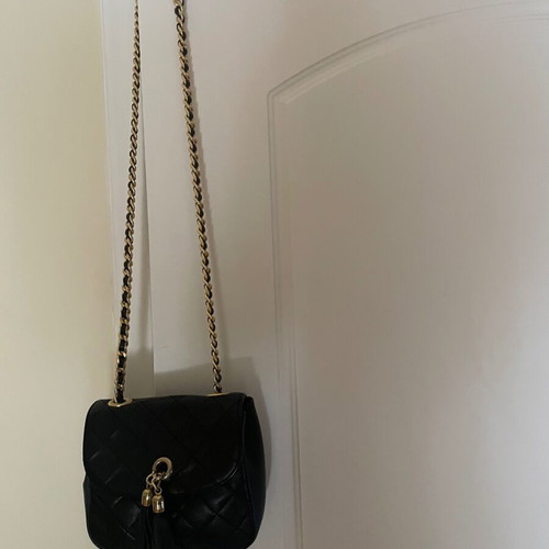 Shoulder bag used with black chain detail