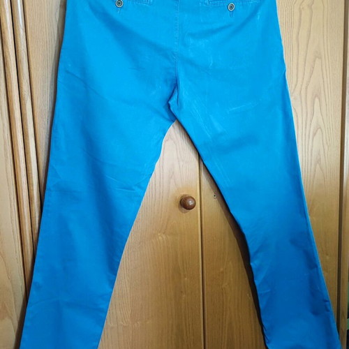 Chino pant and 2 plain T-shirts like new, size M, blue