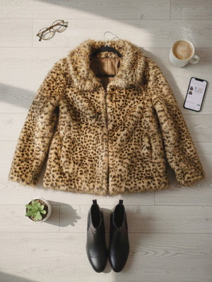 Synthetic leopard fur jacket used with zipper, short length