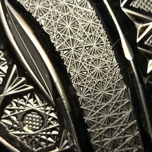 Crystal platter like new with intricate patterns and 28 cm diameter