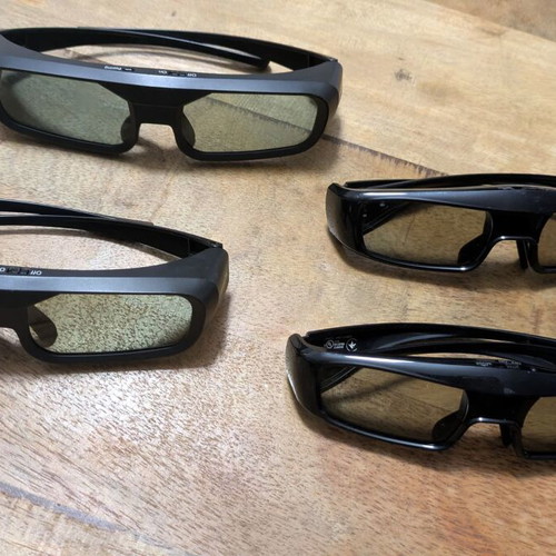 Epson EH-TW9400 projector like new with original lamp and 4 pairs 3D glasses