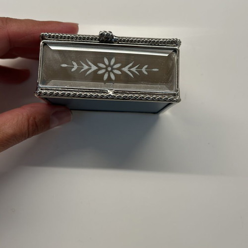 Vintage jewelry box like new with silver floral design