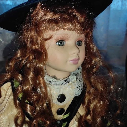 Porcelain doll Annie 44 cm like new with beautiful clothes and hair