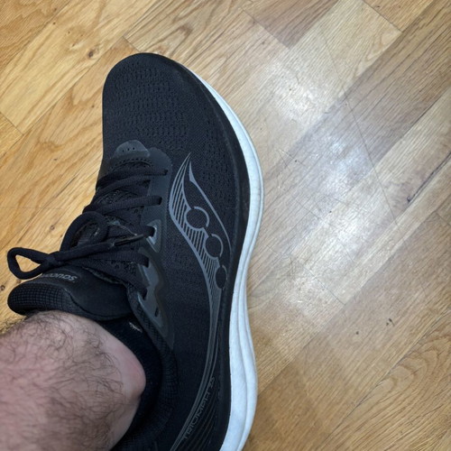 Saucony Triumph 23 athletic shoes new, size 45, black and white