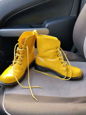 Yellow combat boots Ideal Shoes like new, size 38