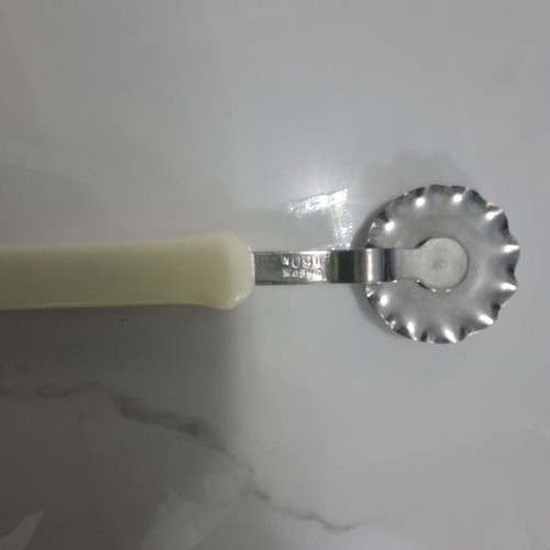 Metal Dough Cutter Wheel with Wavy Blade and Plastic Handle like new