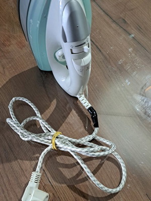 Singer 2000W steam iron used