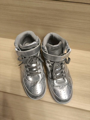 Αθλητικά παπούτσια ασημί σαν καινούργια, νούμερο 40