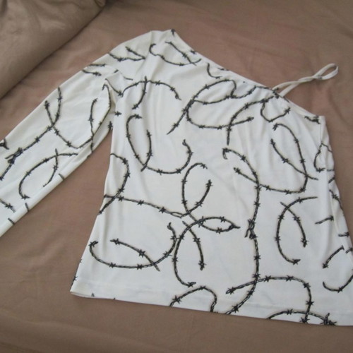 Blouse with one shoulder used, size medium