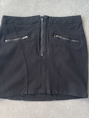 Mini black denim skirt with front pockets and zipper, new, H&M size M/38
