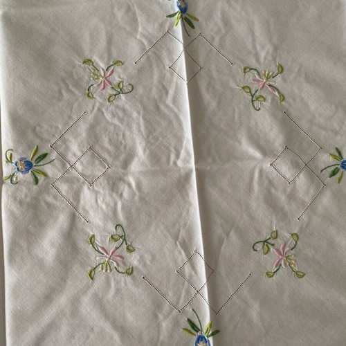 Round tablecloth like new, white with flowers, 79cm diameter