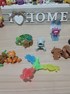 Kinder set of 7 figures like new