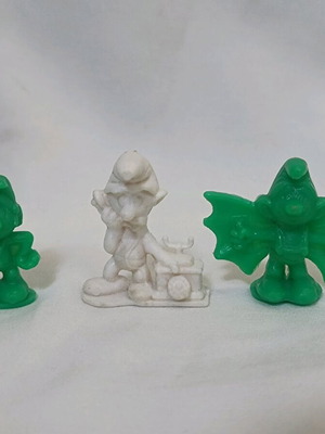 Smurfs figures used, pack of 3 from Laki Cap ice cream