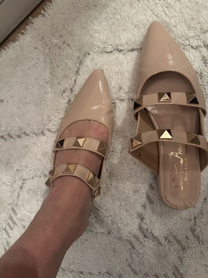 Women’s leather patent shoes beige with gold studs like new, size 37