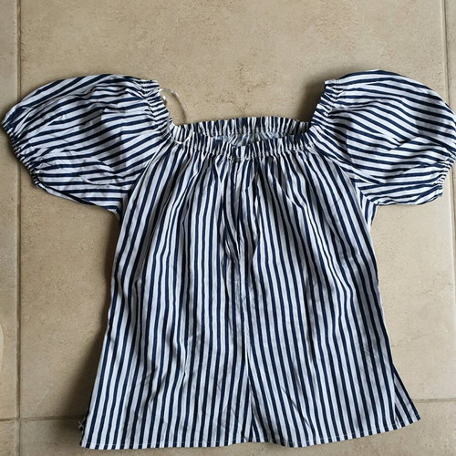 Mango blouse like new with puff sleeves and side zipper, size S