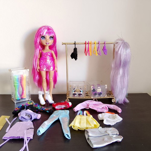 Rainbow High Fashion Studio Avery Styles doll playset