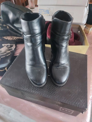 Ankle boots with thick heel size 38 like new, black