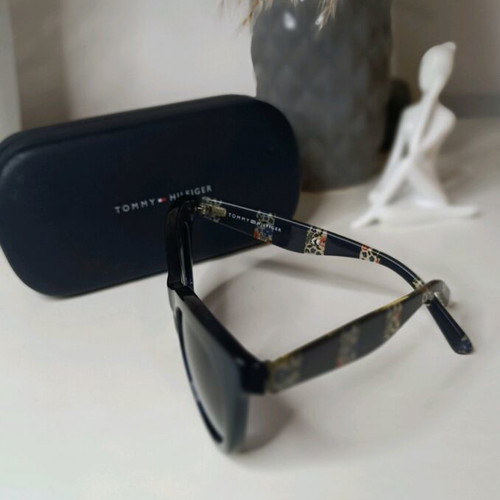 Tommy Hilfiger sunglasses like new, blue multicolor