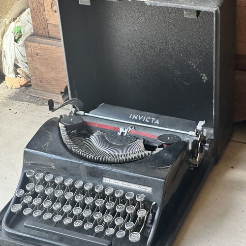 Invicta Torino 1938 typewriter used with Greek keyboard and case