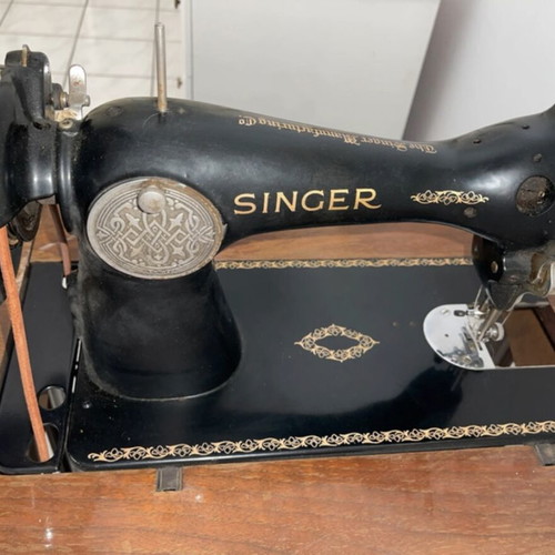 Singer sewing machine new condition, collectible