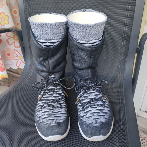 Nike women's athletic boots used, size 38, black and white