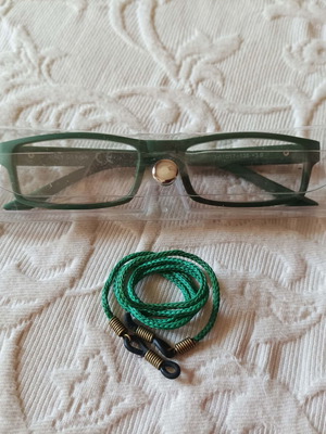 Presbyopia glasses 3.0 green like new with cord