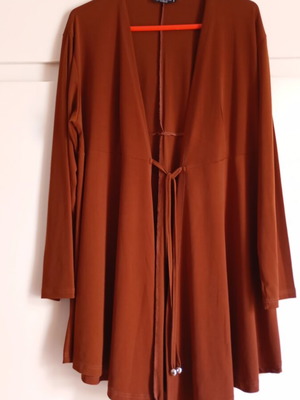 Light cardigan in warm brown shade with front tie