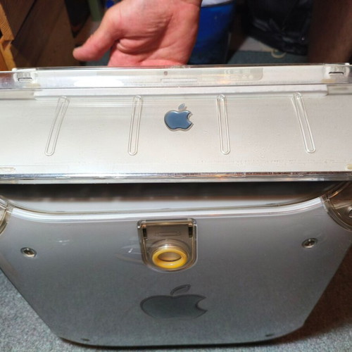 Apple Power Mac G4 desktop with keyboard