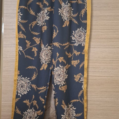 BSB pants like new with elastic waist and floral pattern