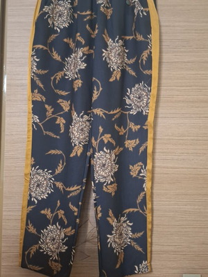 BSB pants like new with elastic waist and floral pattern