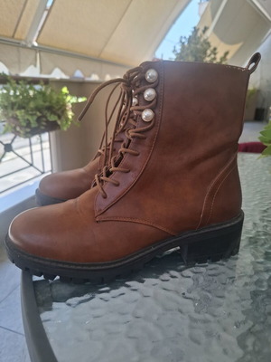 Women's boots used, with slight wear
