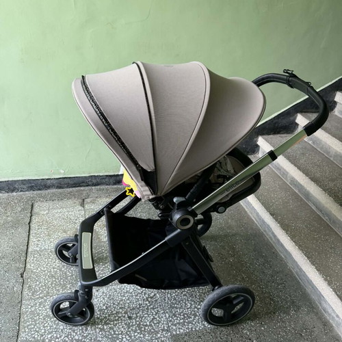Chipolino Elit stroller like new with car seat and newborn bassinet