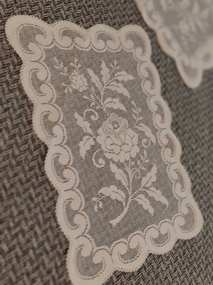 Set of doilies with 2 napkins like new
