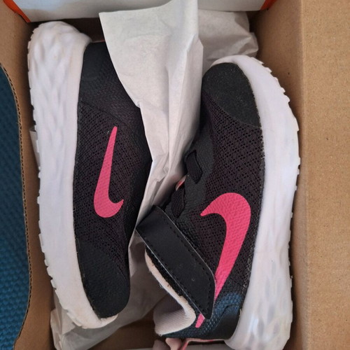 Adidas shoes size 21 like new, black with fuchsia details