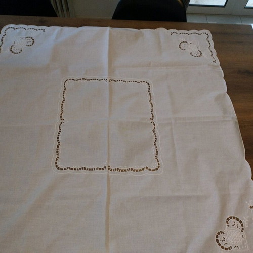 Table linens set of 2 doilies and 2 napkins in excellent condition