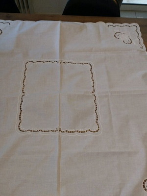 Table linens set of 2 doilies and 2 napkins in excellent condition
