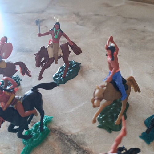 Plasty set of 6 Indian horsemen figures and 1 campfire