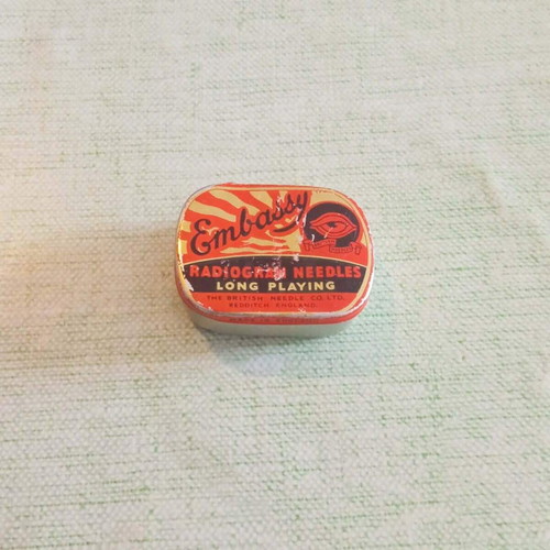 Vintage metal box with Embassy phonograph needles like new