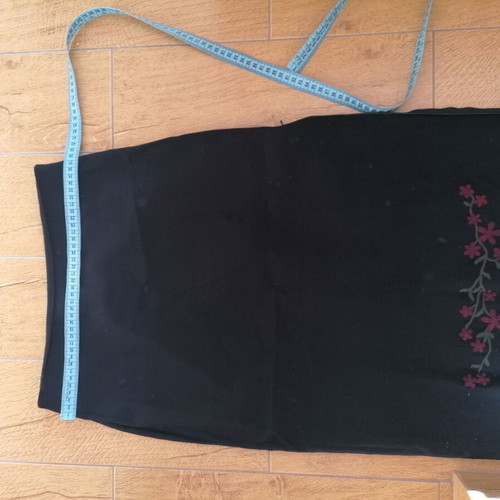 Italian skirt L new, elastic with embroidered design