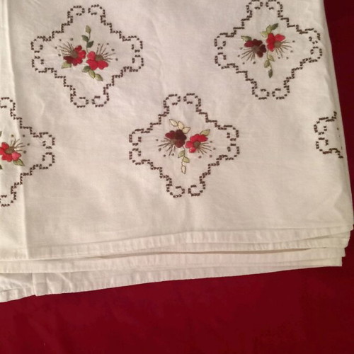 Embroidered square tablecloth like new 1.60x1.60