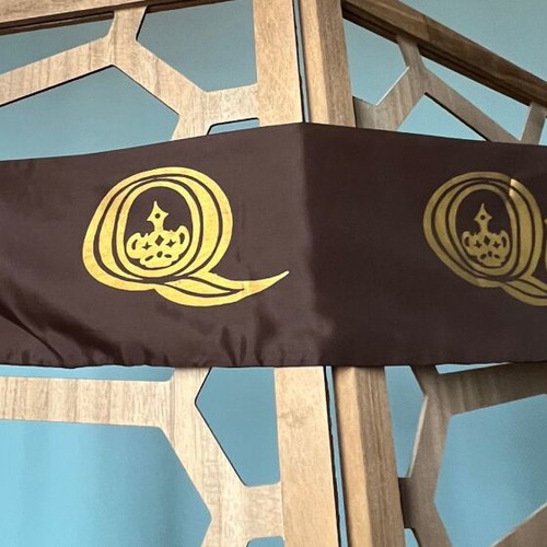 Queen Scarf like new, collectible 80s