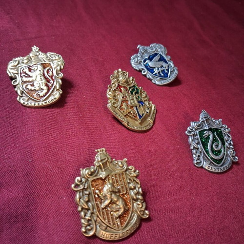 Harry Potter metal pin set new, 5 Hogwarts houses and crest